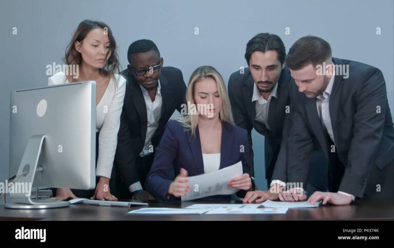 un gruppo di professionisti finanziari in riunione