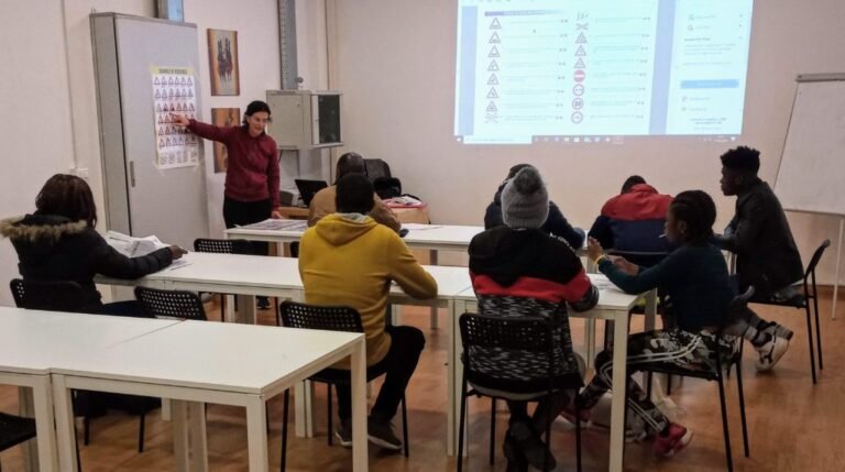 Dove trovare corsi per il conseguimento della patente AB a Torino 45 un gruppo di studenti in aula di guida