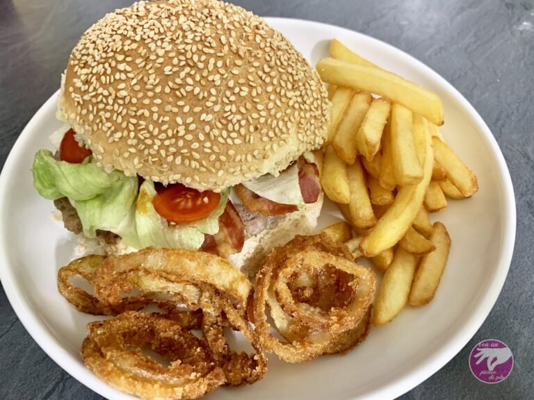 Cosa Sono i Pork n Roll e Come Posso Prepararli a Casa 27 un hamburger succulento con pancetta croccante