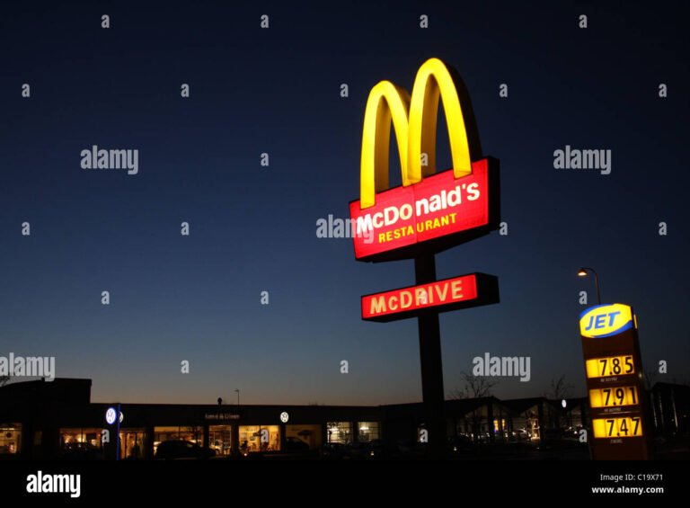 un iconico ristorante mcdonalds illuminato di notte