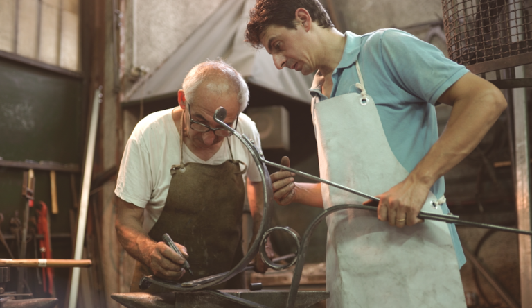 un mastro che lavora in bottega