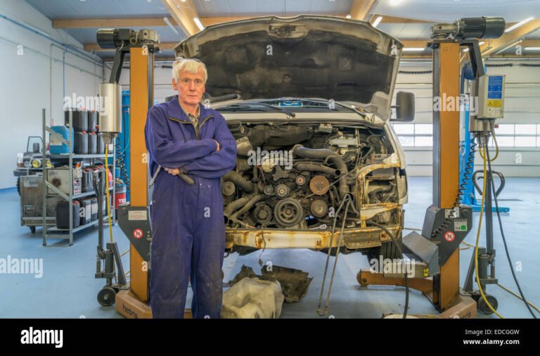 Dove posso trovare ricambi per Biolla Motors online 17 un meccanico che lavora su unauto 1