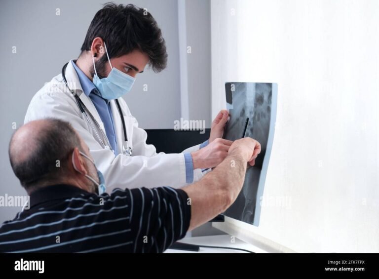 un medico che esamina radiografie