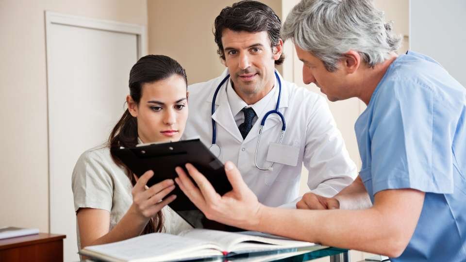 un medico con pazienti in uno studio