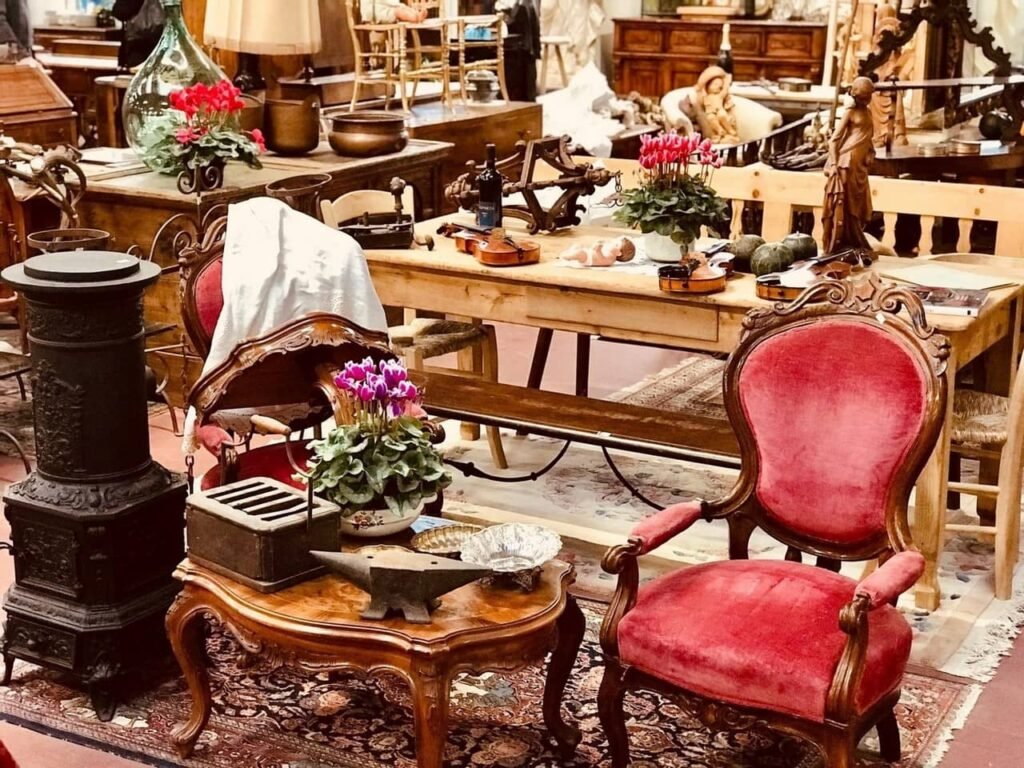 un mercatino di mobili depoca
