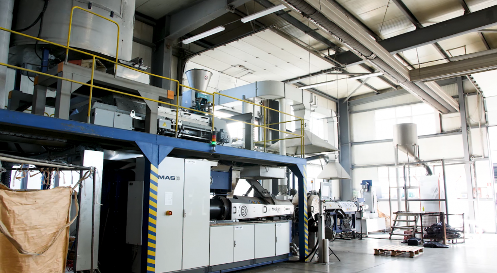 un moderno stabilimento di produzione plastica