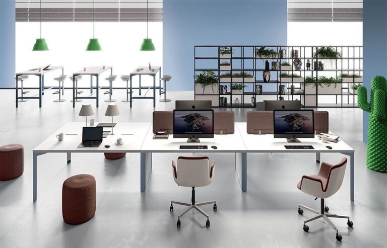 un moderno ufficio con computer e documenti