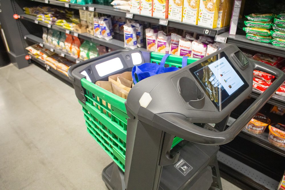 un negozio amazon go con clienti soddisfatti