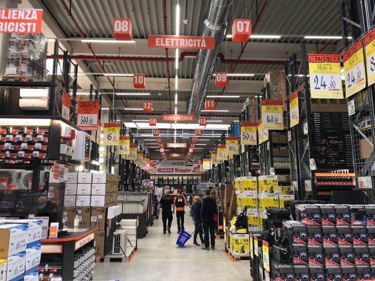 un negozio bricoman pieno di prodotti