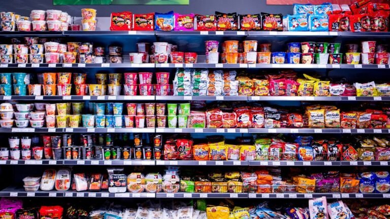 un negozio di alimentari a milano