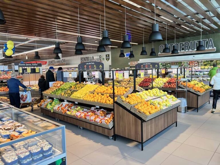 un negozio md pieno di prodotti freschi