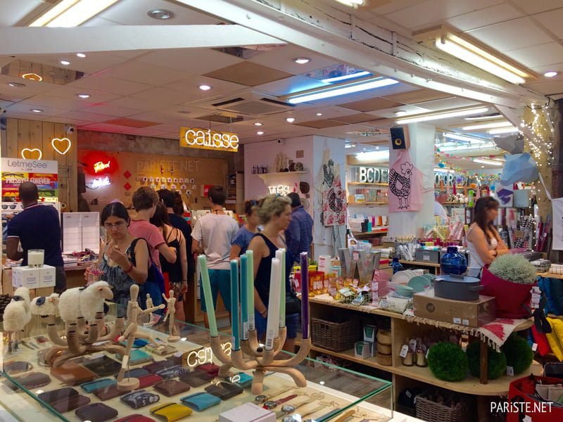 un negozio vivace con clienti entusiasti