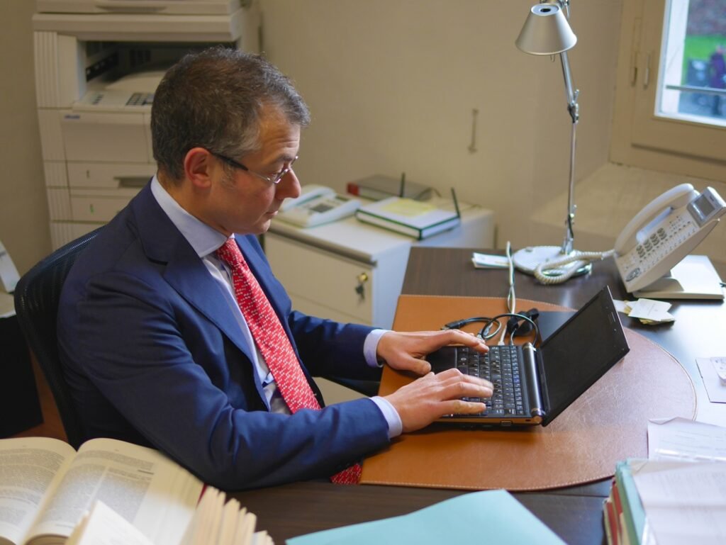 Quali servizi offre il notaio Urti a Giussano e come contattarlo