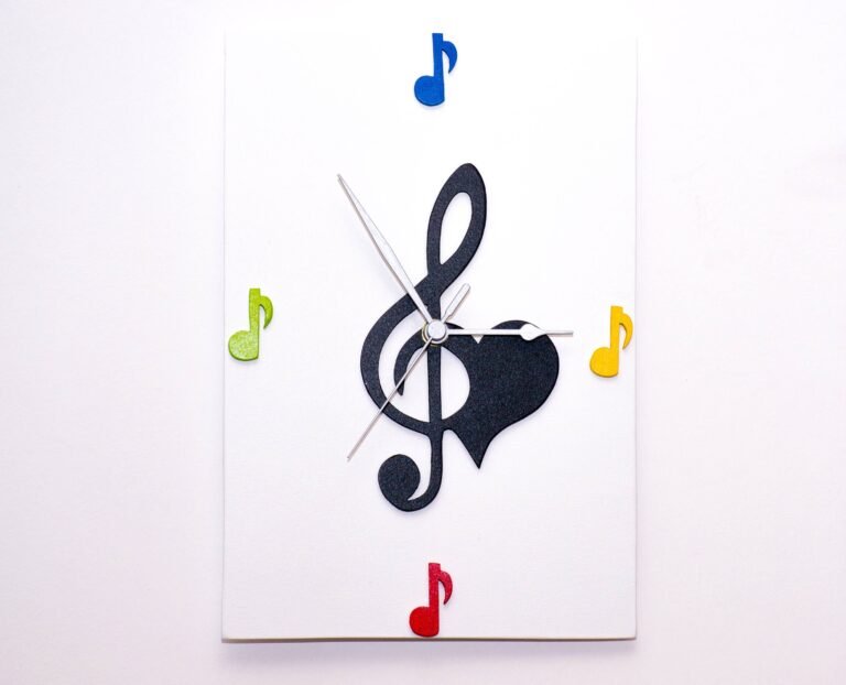 un orologio con note musicali intorno