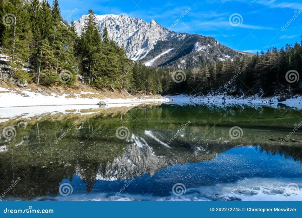 Cosa rende il mondo capovolto un'esperienza di viaggio unica 1 un paesaggio riflesso in un lago calmo