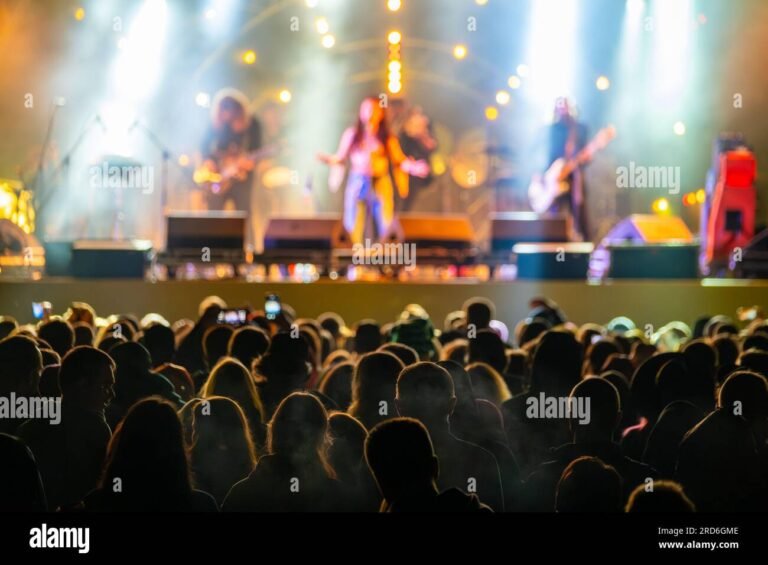 Che cosa rappresenta il buon gusto nella musica di Modugno 8 un palco con artisti che si esibiscono