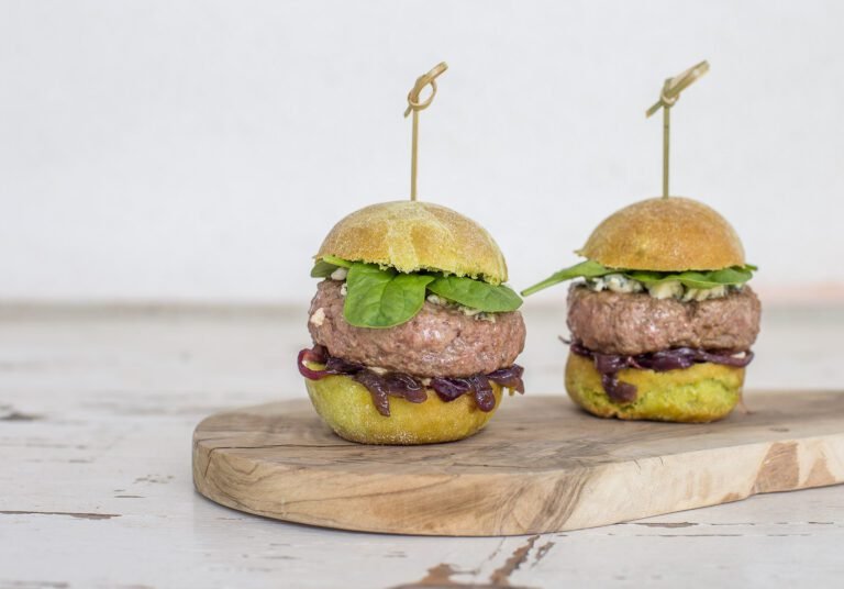 un panino bbq con ingredienti freschi