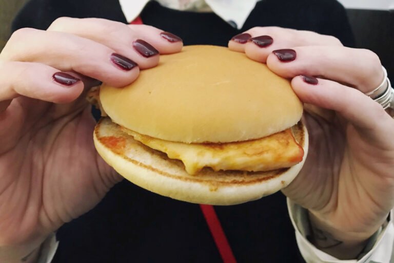 Quali sono i migliori panini McDonald's con pollo da provare 19 un panino con pollo mcdonalds su un tavolo