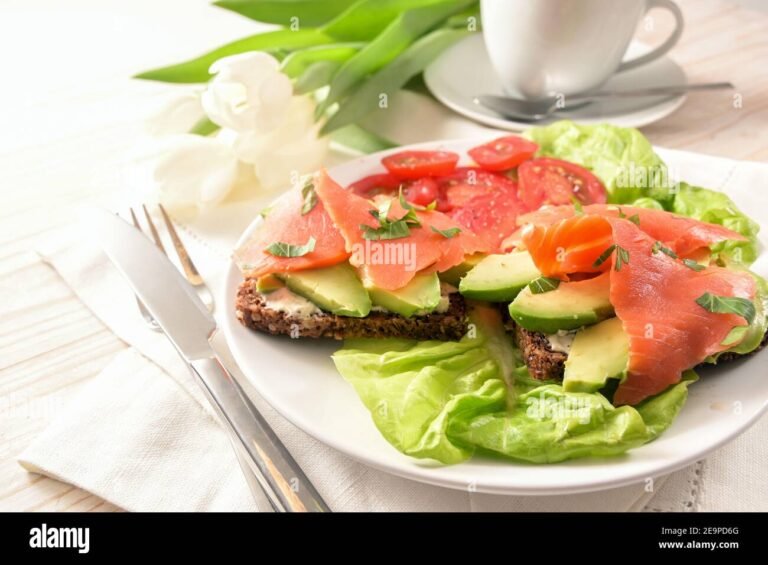 Qual è il panino giusto da gustare a Milano Scopri le migliori opzioni! 11 un panino gourmet su un tavolo elegante