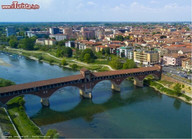 un panorama della citta di pavia