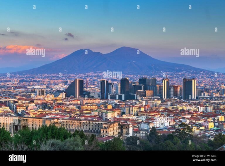 un parcheggio con vista sullo skyline di napoli