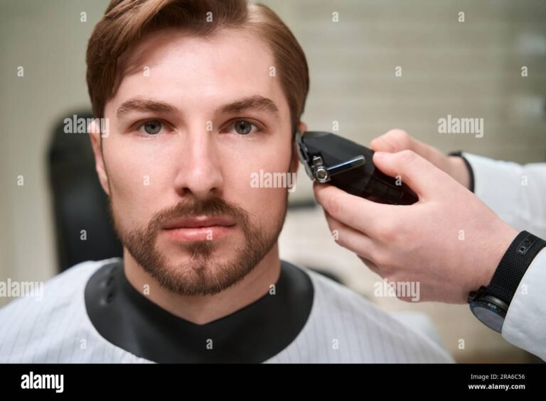 un parrucchiere al lavoro su un cliente