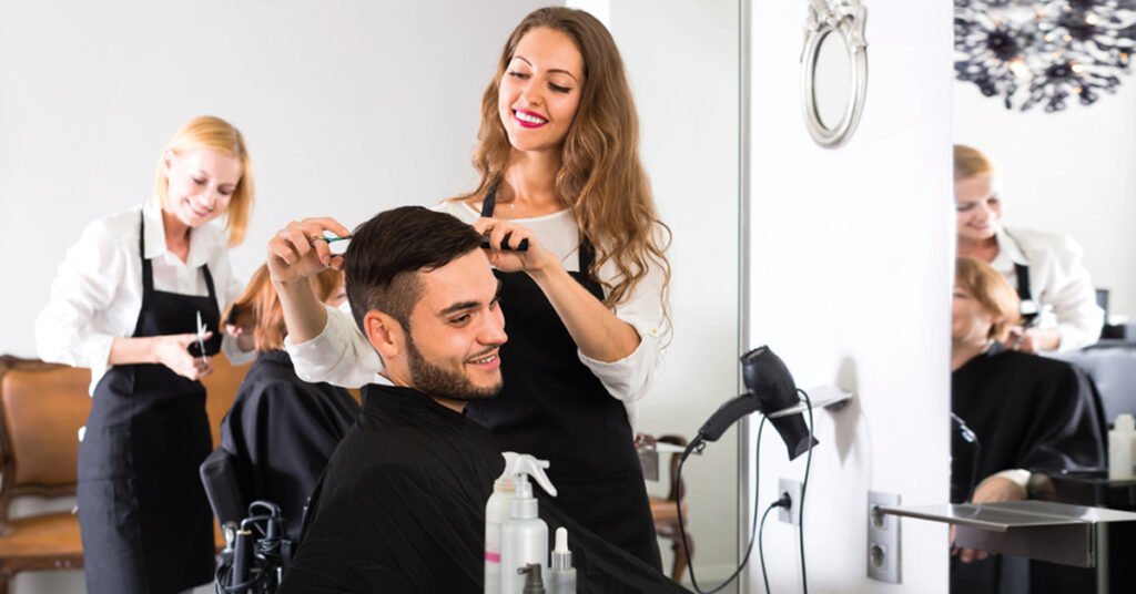 Cosa offre l'Hc Salon a Torino per la cura dei capelli 1 un parrucchiere professionista al lavoro