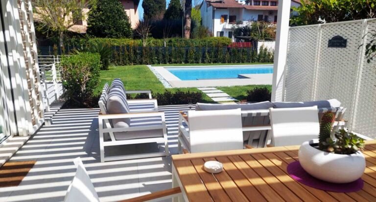 un patio accogliente con piante e arredamento