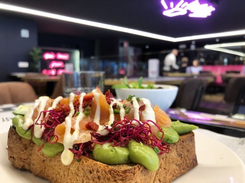 un piatto colorato di fancy toast