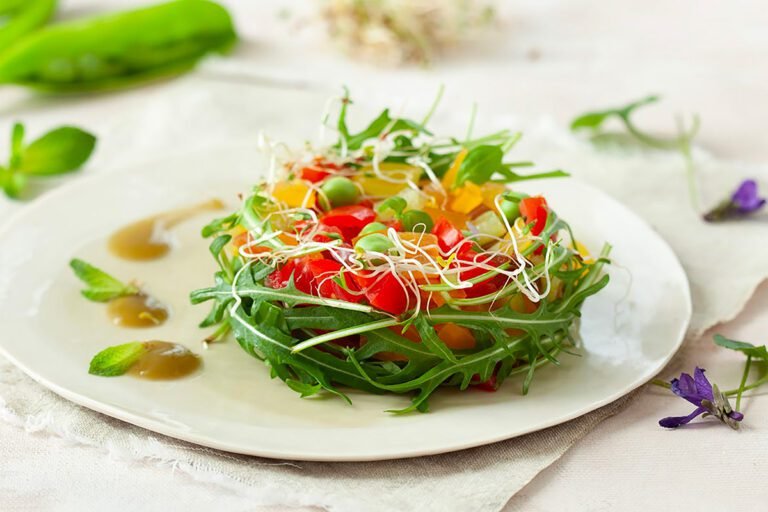 un piatto colorato di verdure fresche