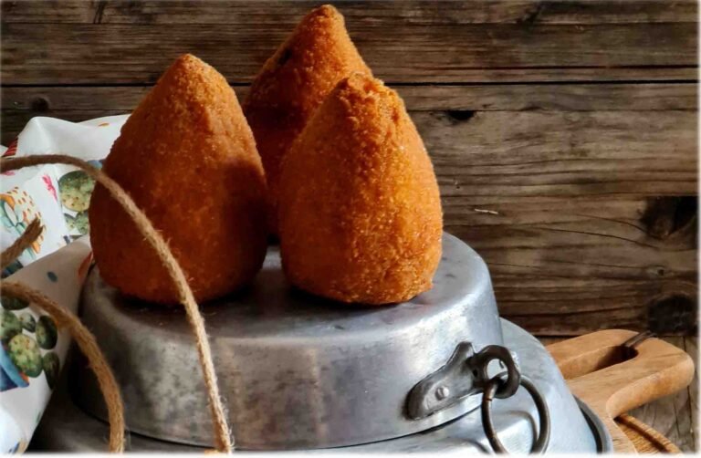 Cosa c'è da sapere su Ci Vulia Avola e le sue delizie culinarie 9 un piatto di arancini siciliani appena fritti