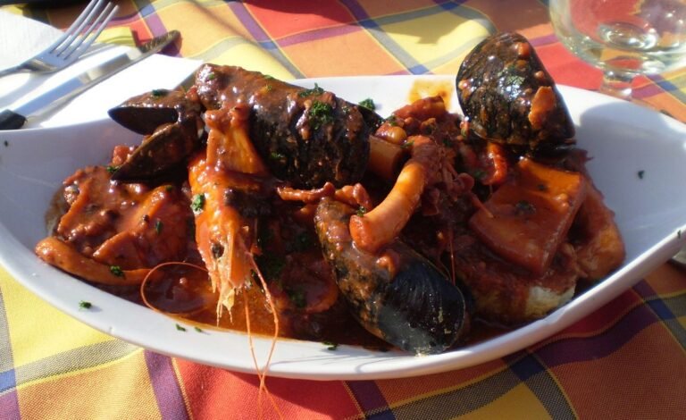 Quali piatti tipici puoi gustare alla Trattoria Antico Moro di Livorno 27 un piatto di cacciucco livornese fumante