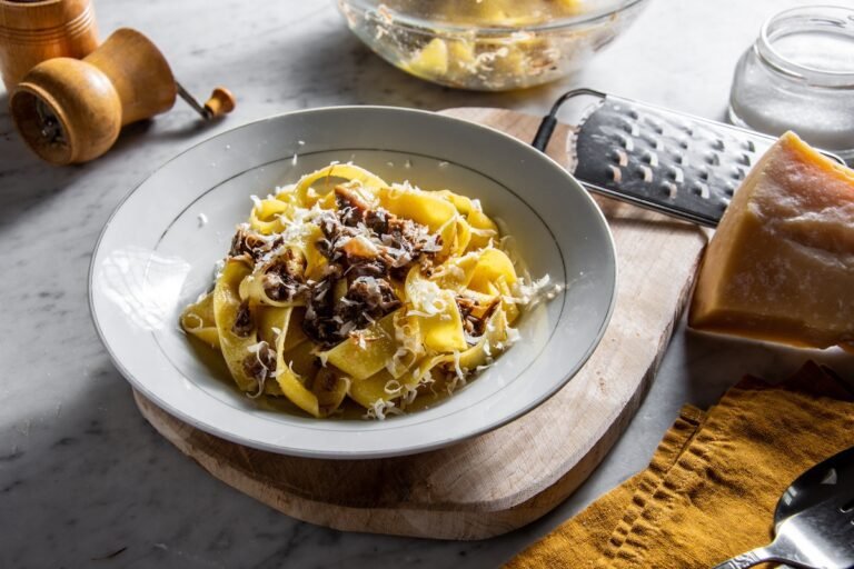 un piatto di pasta alluovo fumante