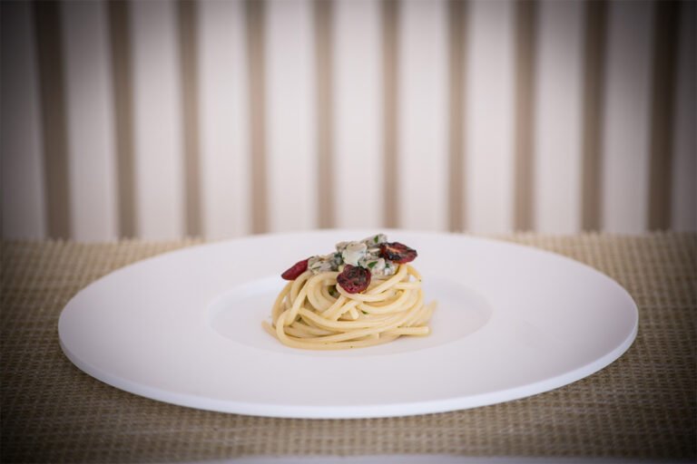 un piatto di pasta gourmet in primo piano