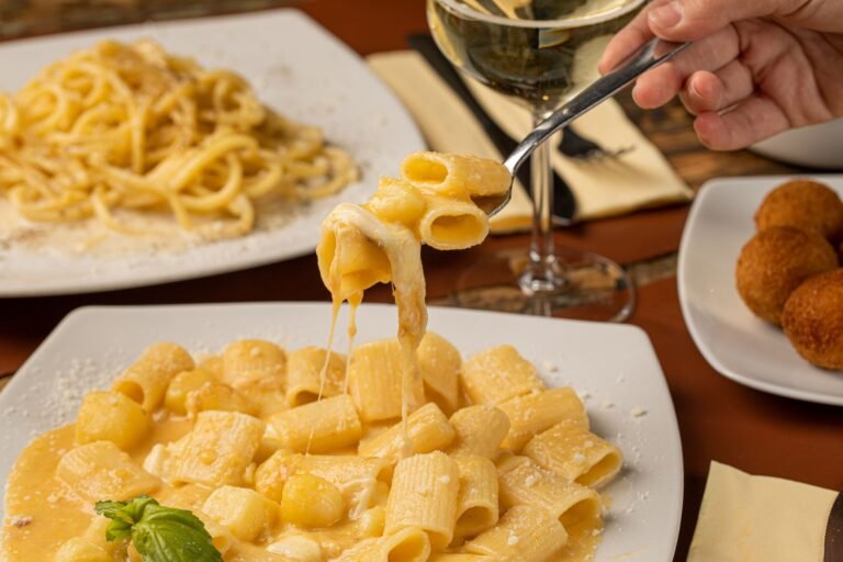 un piatto di pasta tradizionale napoletana