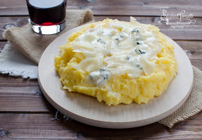 Qual è il piatto tipico della cucina tradizionale di Aosta 25 un piatto di polenta con fontina