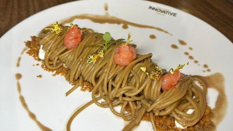 un piatto di spaghetti con loro di napoli