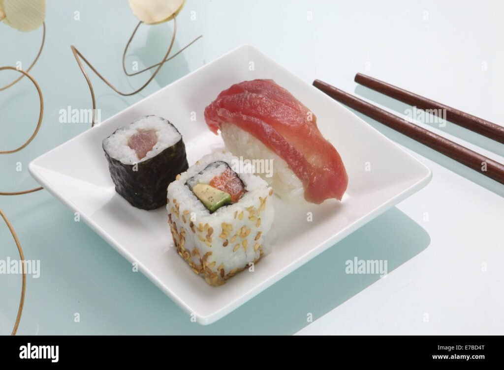 un piatto di sushi ben presentato