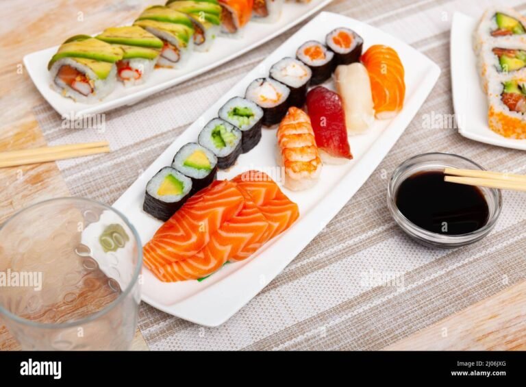 un piatto di sushi colorato e fresco