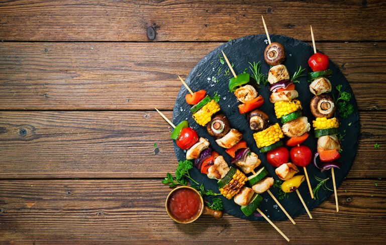 un piatto di tacos colorati e fumanti