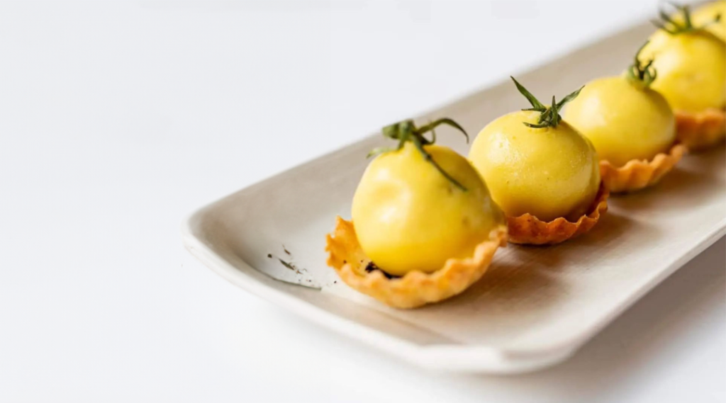 un piatto di tapas colorate e appetitose