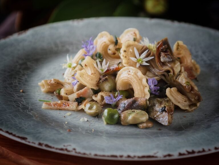 Cosa rende unica l'esperienza culinaria di Cibus Hostaria Romana 1 un piatto tradizionale romano ben presentato