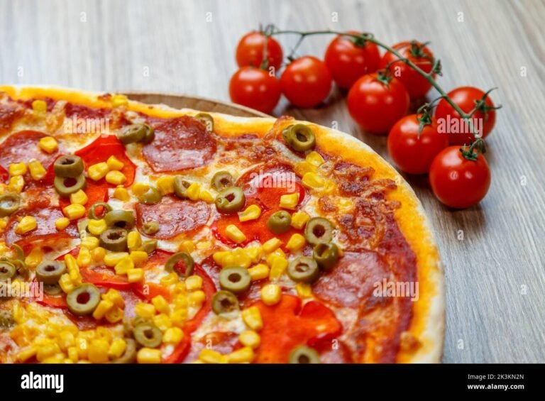 Quali sono le specialità offerte da Mastro Pizza a Conca d'Oro 39 un primo piano di una pizza gourmet