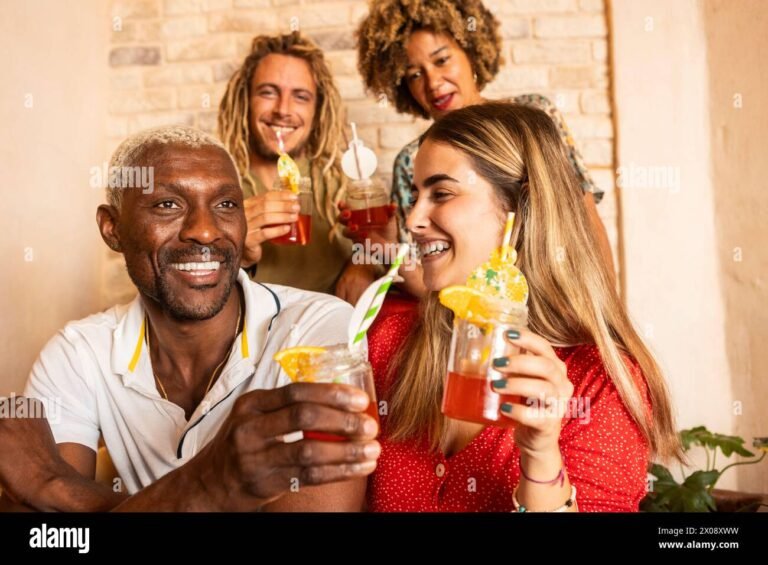 Quali sono i migliori pub per happy hour nella tua zona 44 un pub affollato con cocktail colorati