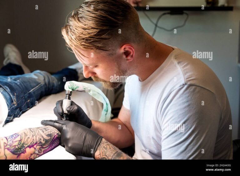 Cosa rende il K-Ink Studio Tattoo unico nel suo genere 24 un tatuatore al lavoro su un cliente 1