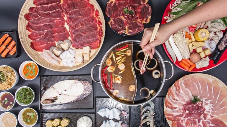Quali sono i migliori ristoranti di hot pot in Via Farini a Milano 19 un tavolo con pentole di hot pot