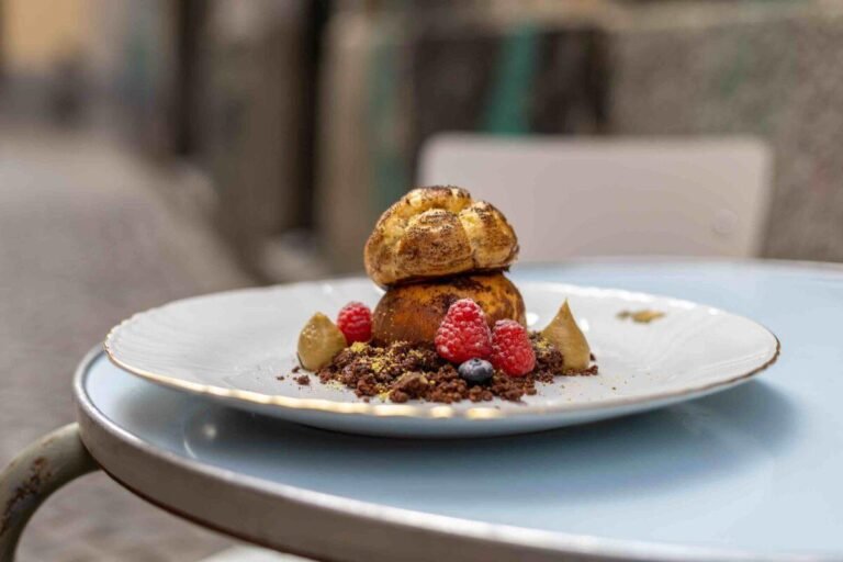 un tavolo imbandito con hotpot fumante