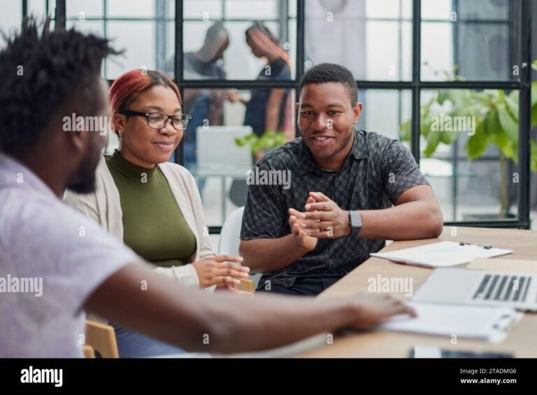 un team al lavoro in un ufficio moderno