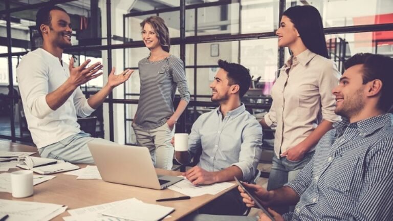 un team di professionisti al lavoro 2