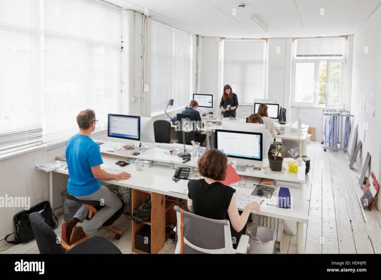 un ufficio moderno con persone al lavoro